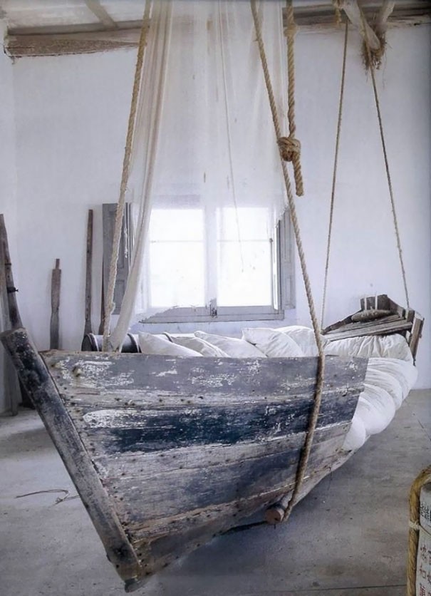 Leuk idee om een oude boot in de kamer te zetten en deze als bank te gebruiken, vind je niet?