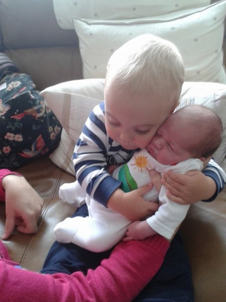 Este niño abraza por primera vez a la hermanita.