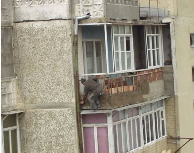 Gewoon even de balkonleuning verven, als je op de zevende verdieping woont...