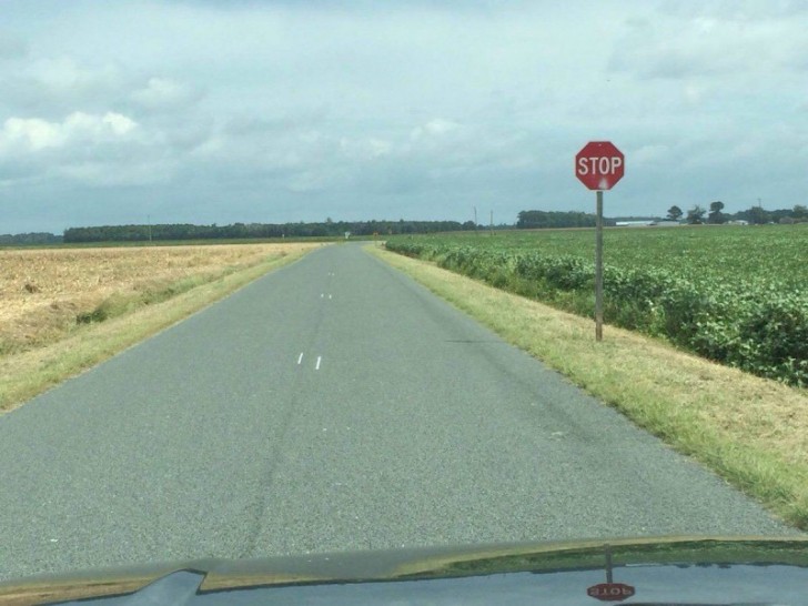 28. Waarom staat hier een stopbord?