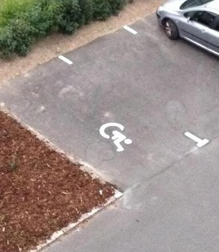 8. Dieser Behindertenparkplatz ist schlecht gekennzeichnet...