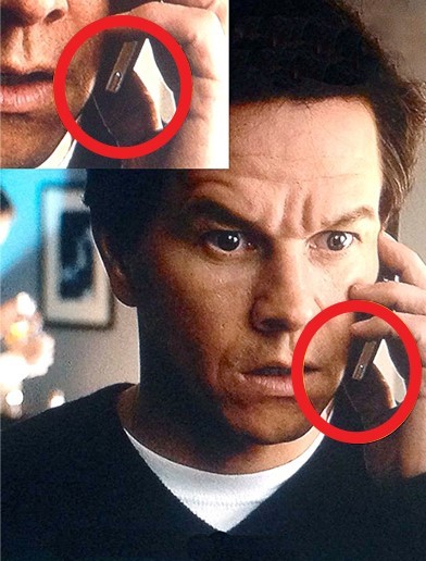 Ted. Hoofdrolspeler John lijkt niet goed te weten hoe je een smartphone gebruikt, aangezien hij hem in alle scenes van de film omgekeerd vasthoudt!