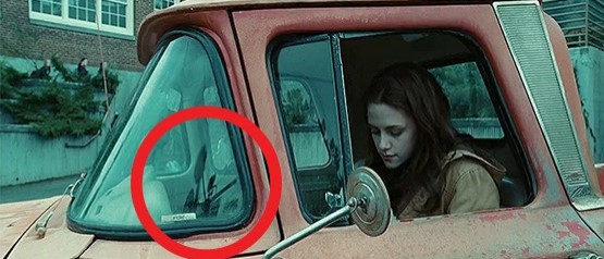 Twilight. El vidrio del auto refleja la misma camara de video que lo esta encuadrando!