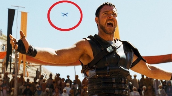 Il Gladiatore. Un aereo sullo sfondo ruba la scena a Massimo Decimo Meridio: gli antichi romani erano più all'avanguardia di quanto gli storici pensino!