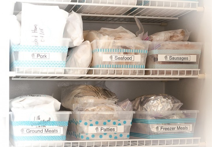 4. Soprattutto nel freezer, puoi inserire dei grandi contenitori che contengano classi di alimenti (formaggi, carne, pesce...)