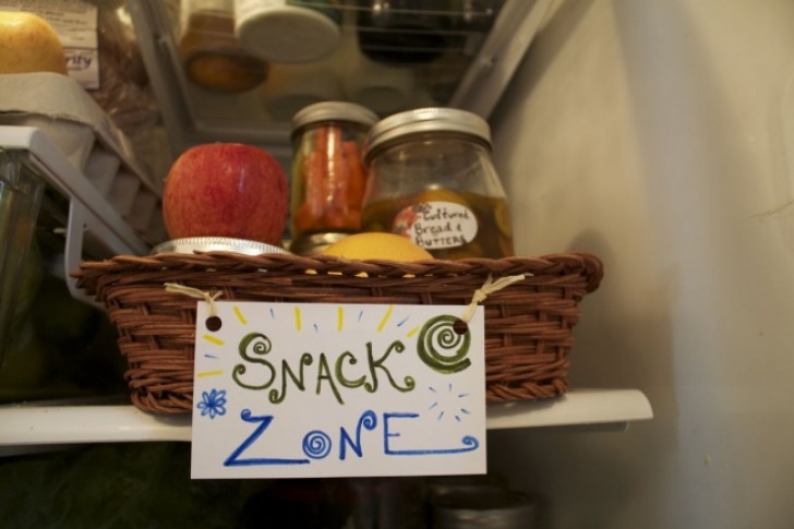 9. Riporre gli snack in un cestino a parte ti eviterà di rovistare nel cibo quando avrai voglia di uno spuntino