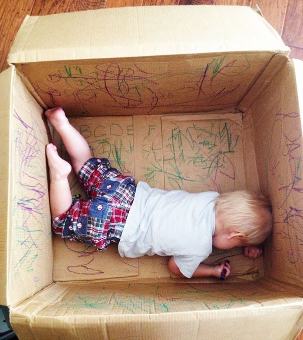 10. Do you have a large cardboard box at home? Do not throw it away! It can be a way to give vent to your child's creativity ... without having to clean up!