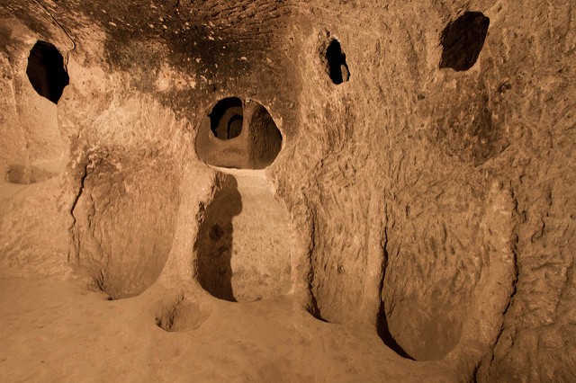 Les historiens ne savent pas quand les premières villes souterraines ont été creusées en Cappadoce.