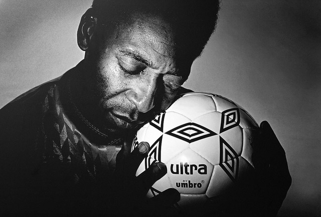 13. Nel 1965 il Ministero dell'Educazione del Brasile ha premiato Pelé con una medaglia d'oro per il suo libro autobiografico. In che modo tale opera può aver avuto un simile impatto sull'educazione?