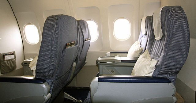 7. Stando allo IATA (International Air Transport Association) quali sono gli unici due tipi di passeggeri che non possono sedersi l'uno accanto all'altro in aereo?