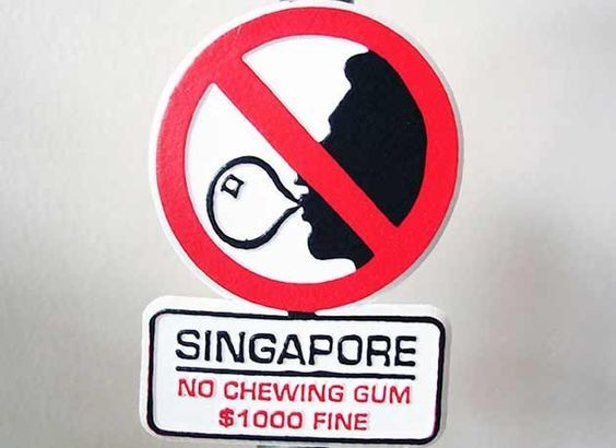 10. In Singapore is het verboden kauwgom te kauwen