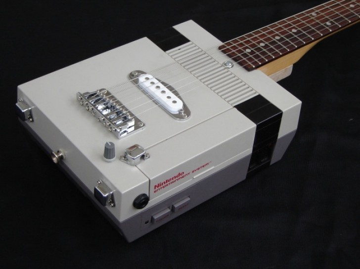 16. Una vecchia console per videogiochi trasformata in chitarra...