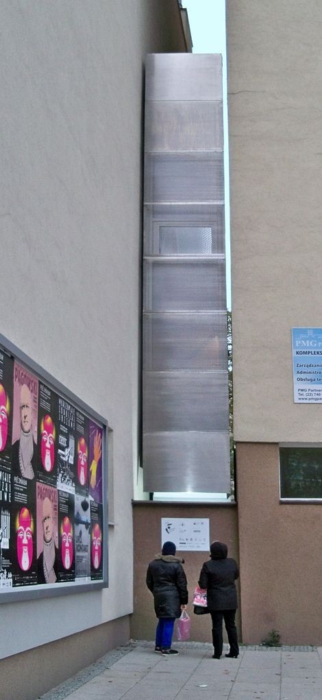 Keret House, Polonia