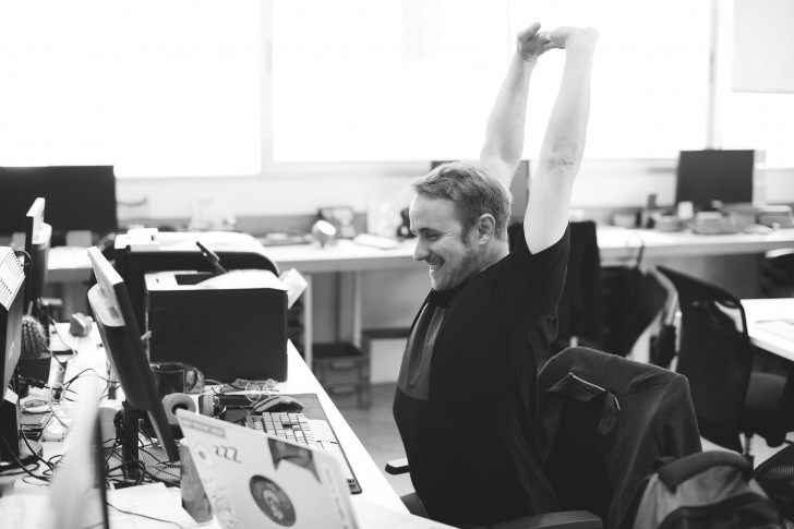 Digamos la verdad: trabajar ocho horas en la oficina, por cuanto lleno de gente pueda estar, no parece mas una perspectiva tan terrible...