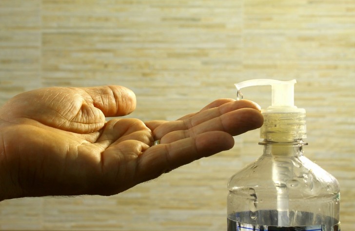 2. Usare gel antibatterici per le mani che non contengono alcool.