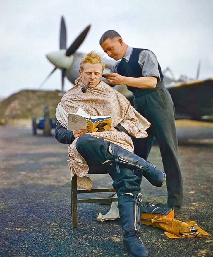 2. Ein Pilot der englischen königlichen Flotte, der sich vor dem Start die Haare schneiden lässt