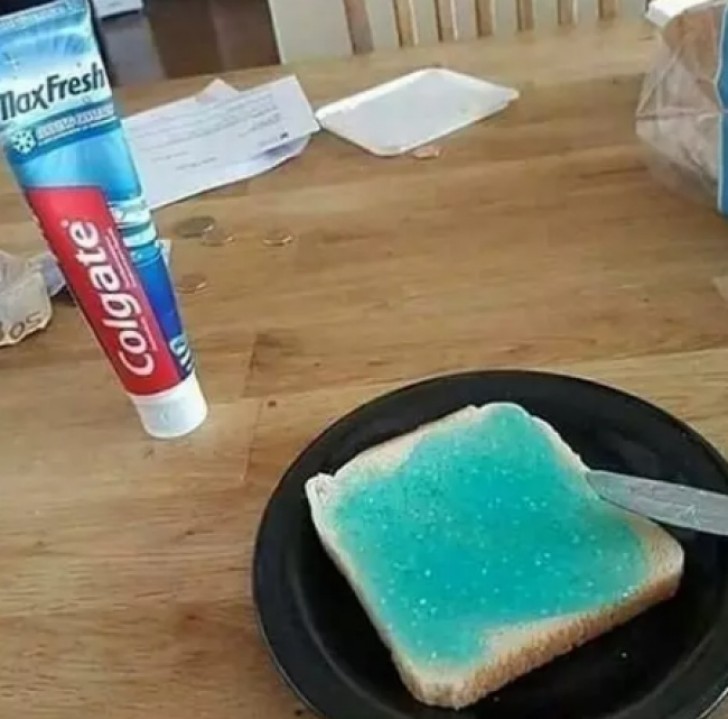 Tandpasta op brood zodat je na het eten je tanden niet hoeft te poetsen.
