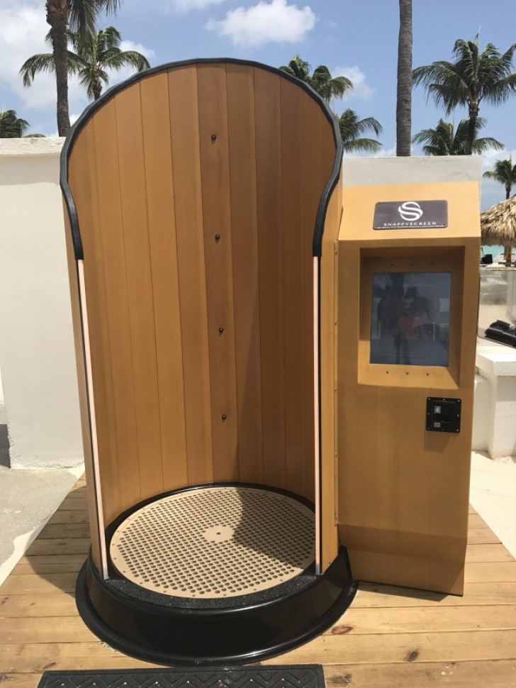 15. A sunscreen spray booth machine that applies a waterproof sunscreen mist in a homogeneous way.