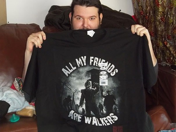 Je zit in een rolstoel en je bent een fan van de serie The Walking Dead en je krijgt een shirt waarop staat dat al je vrienden dood zijn en kunnen lopen!"