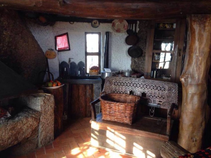 L'interno della casa è molto rustico: ci sono molti elementi in legno come le scale, le travi di sostegno ed il divano.