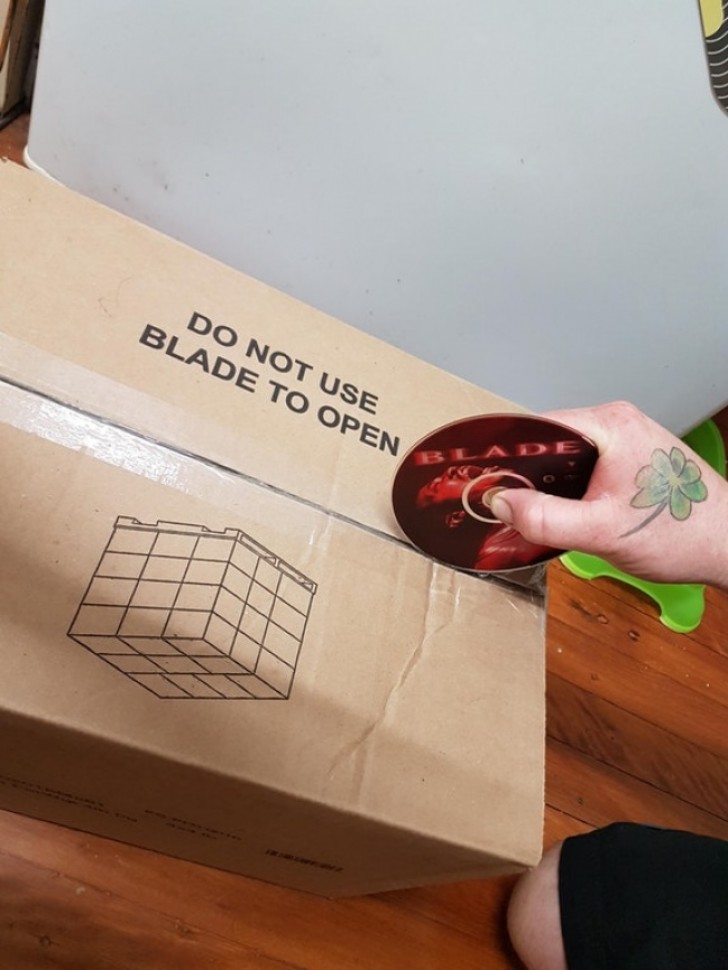 Do not use a blade ("Blade") to open the package.