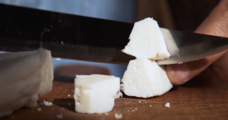 Il formaggio di asino è estremamente difficile da produrre: pensate che se una mucca può produrre anche 60 litri di latte al giorno, un'asina può arrivare a massimo 2 litri.