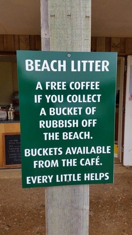 Bar que oferece um café grátis para quem trouxer um saquinho cheio de lixo: ótima ideia para ter uma praia limpa.