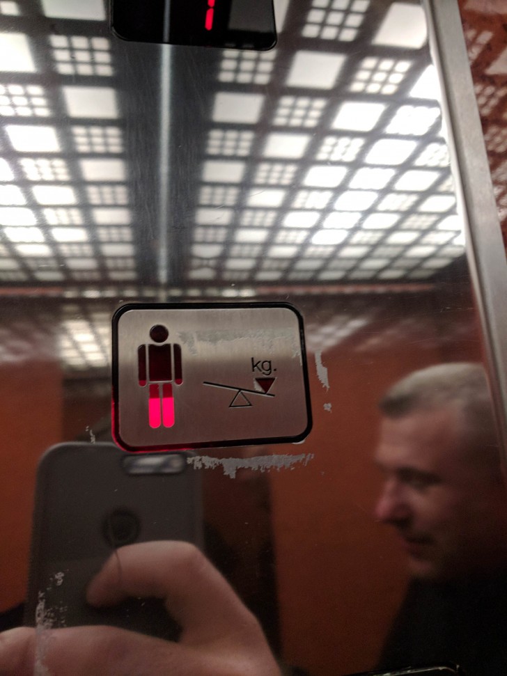 In this elevator, a warning light indicates the occupied capacity compared to the maximum one.