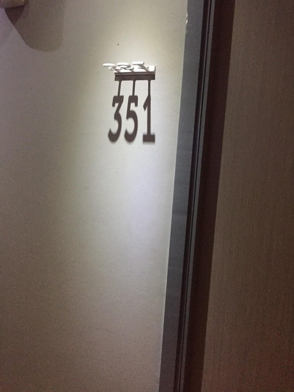 De kamernummers van dit hotel zijn gemaakt door een schaduw.