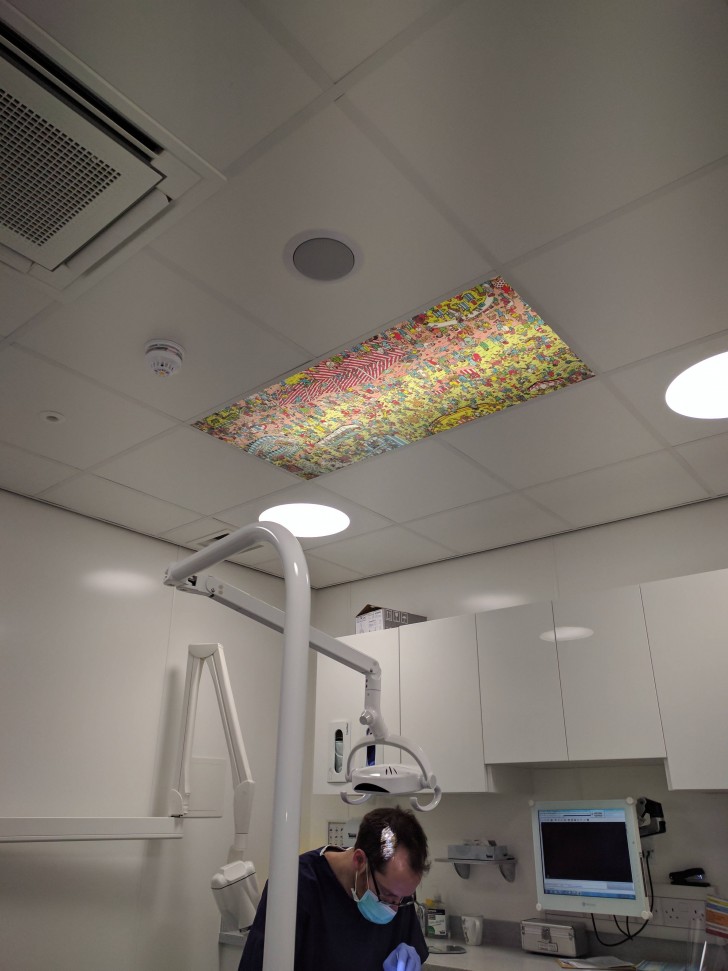 De tandarts heeft op het plafond een poster van 'Find Waldo' opgehangen om patiënten af te leiden.