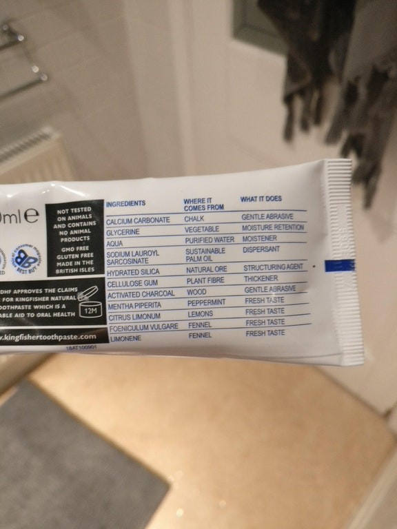 L’utilité de chaque ingrédient est indiqué au dos de ce tube de dentifrice. Nous aimerions trouver ce genre d'étiquettes sur tous les produits!