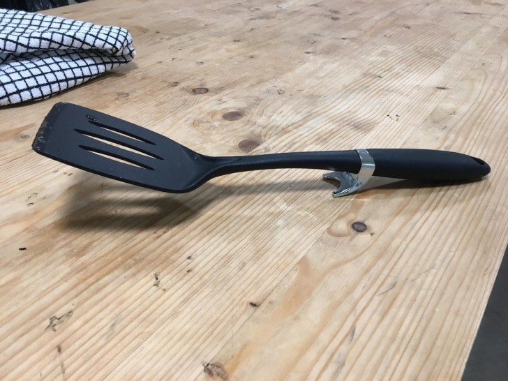 This kitchen spatula has a ring on the handle that serves to keep the spatula from dirtying the surface on which it is placed.