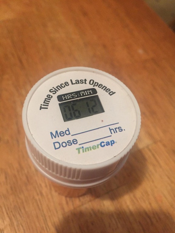 The cap on this pill bottle automatically registers the time of its last opening. In this way, you will know if a pill has been taken or not.