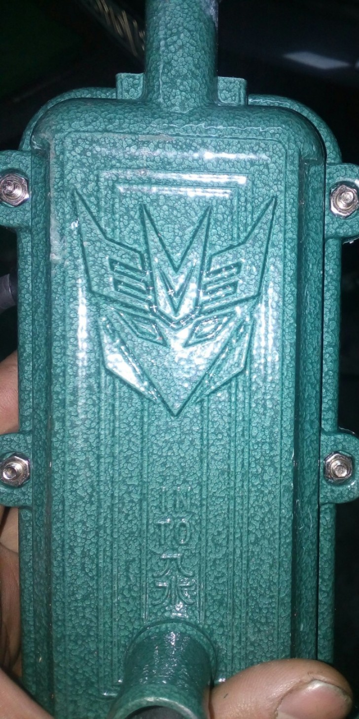 2. This anti-freeze device has a logo that is incredibly similar to the Transformers ... which can be seen as a guarantee!