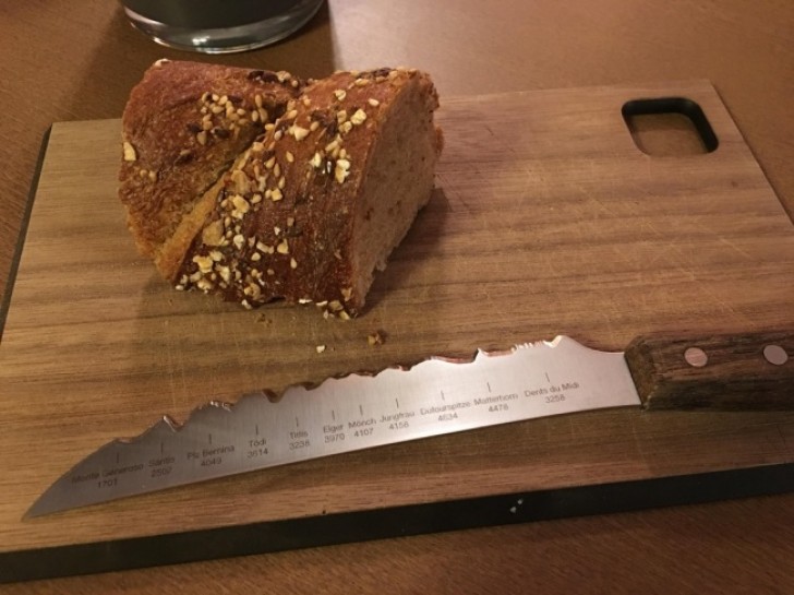 3. Das Messer eines schwedischen Restaurants. Es zeigt die Schweizer Alpen mit dazugehöriger Höhe an.
