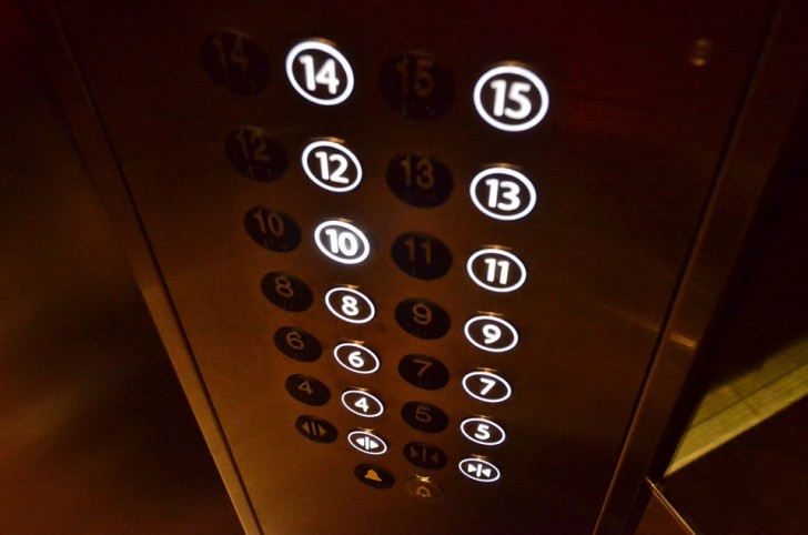 3. Un uomo vive al 17° piano. Quando piove o quando nell'ascensore con lui c'è qualche vicino, l'uomo arriva fino al 17° piano; se è da solo o se è bel tempo, lui si ferma al 9° piano, scende dall'ascensore e sale fino al 17° usando le scale. Perché?