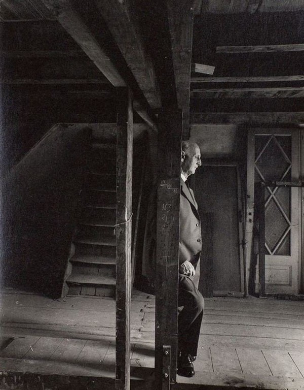 Otto Frank, il padre di Anna, in visita alla casa in cui si è nascosto con la sua famiglia dai nazisti: è stato l'unico a sopravvivere.