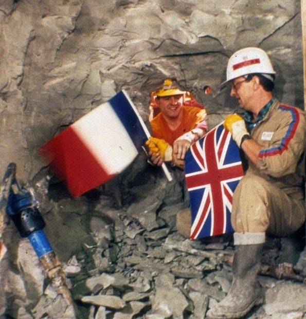 Gli ingegneri inglese e francesi si incontrano nel tunnel della Manica, 1990.