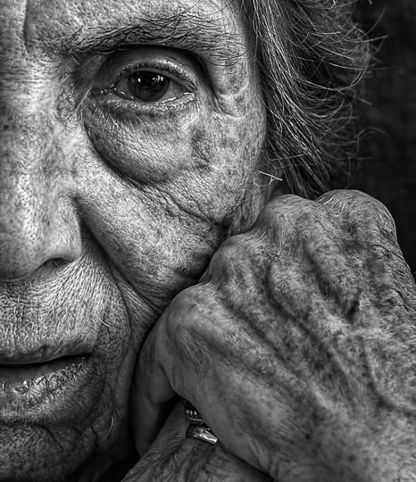 À l'âge de 92 ans, Mme Elia a commencé à montrer les premiers signes de démence sénile...