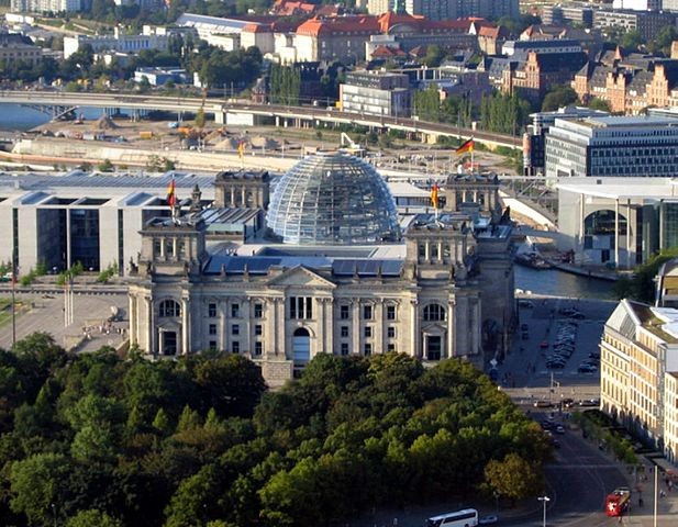 Sul palazzo del Reichstag, sede del parlamento tedesco, è stata costruita una cupola in vetro accessibile al pubblico attraverso una rampa a spirale: sta a significare che il popolo è al di sopra del governo e che quest'ultimo deve essere trasparente.