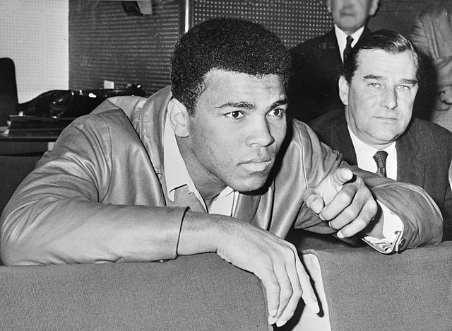 Muhammad Ali fu privato del titolo di peso massimo, del passaporto e fu condannato ad una pena di 5 anni di carcere per essersi rifiutato di combattere nella guerra in Vietnam. "Non ho nessun problema con loro. Non mi hanno chiamato ne*ro", disse.