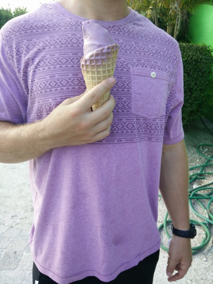 De kleur van het ijs is hetzelfde als van zijn shirt.