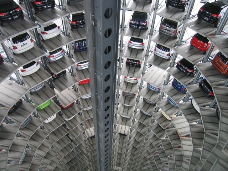 De parkeerplaats van de Volkswagenfabriek in Wolfsburg.