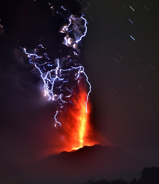 2. Eruzione vulcanica con tempesta di fulmini (Cile)