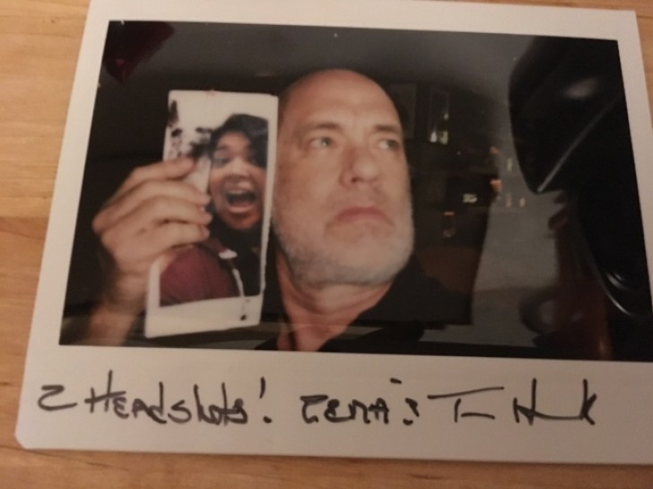 Ein Fan wollte unbedingt ein Foto mit ihrem Idol Tom Hanks aber hat ihn noch nie getroffen. Er hat diese Sache so gelöst...