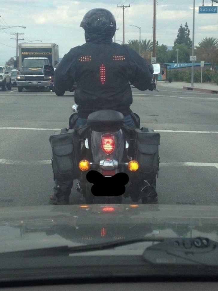 21. Une veste de motard qui montre des indicateurs de direction et de freinage.