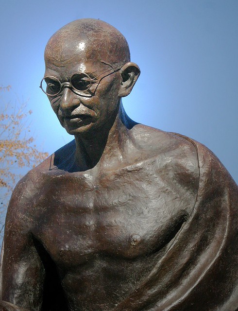 4. Gandhi era razzista.