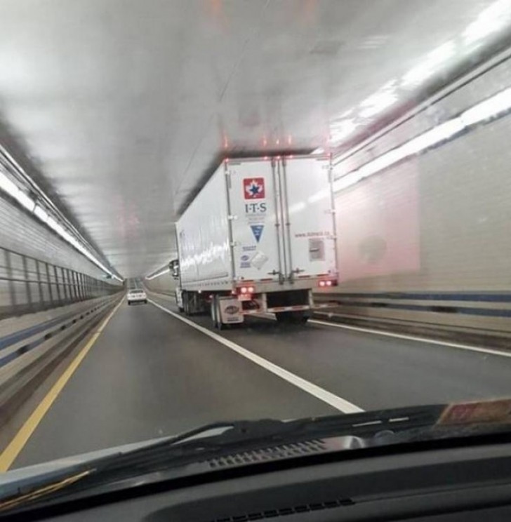 11. Een tunnel die precies past voor deze vrachtwagen!