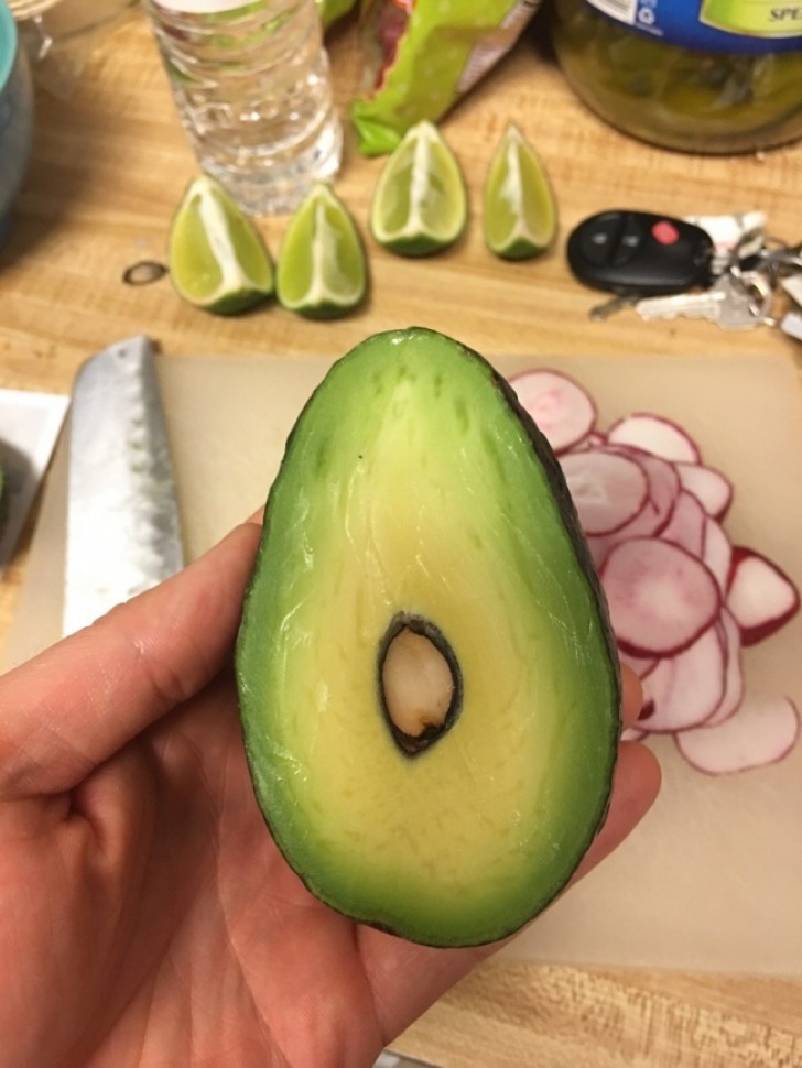 14. Een pinda in een avocado. Wat een geluk!