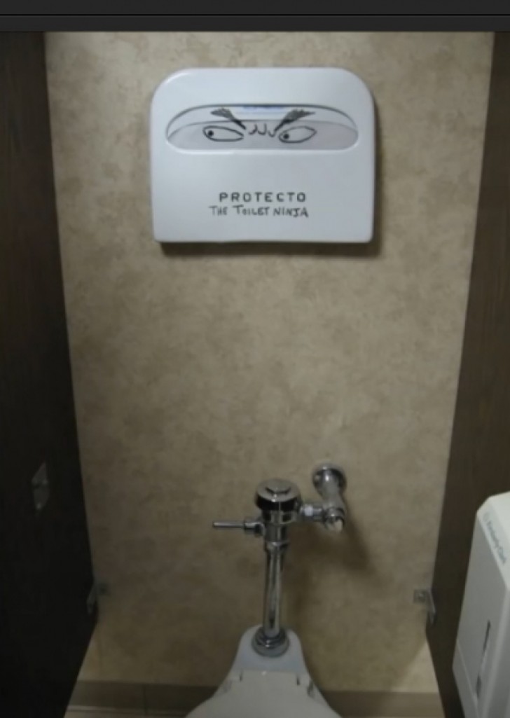 Potete stare al bagno con tutta tranquillità: il toilet-ninja si occuperà della vostra sicurezza...